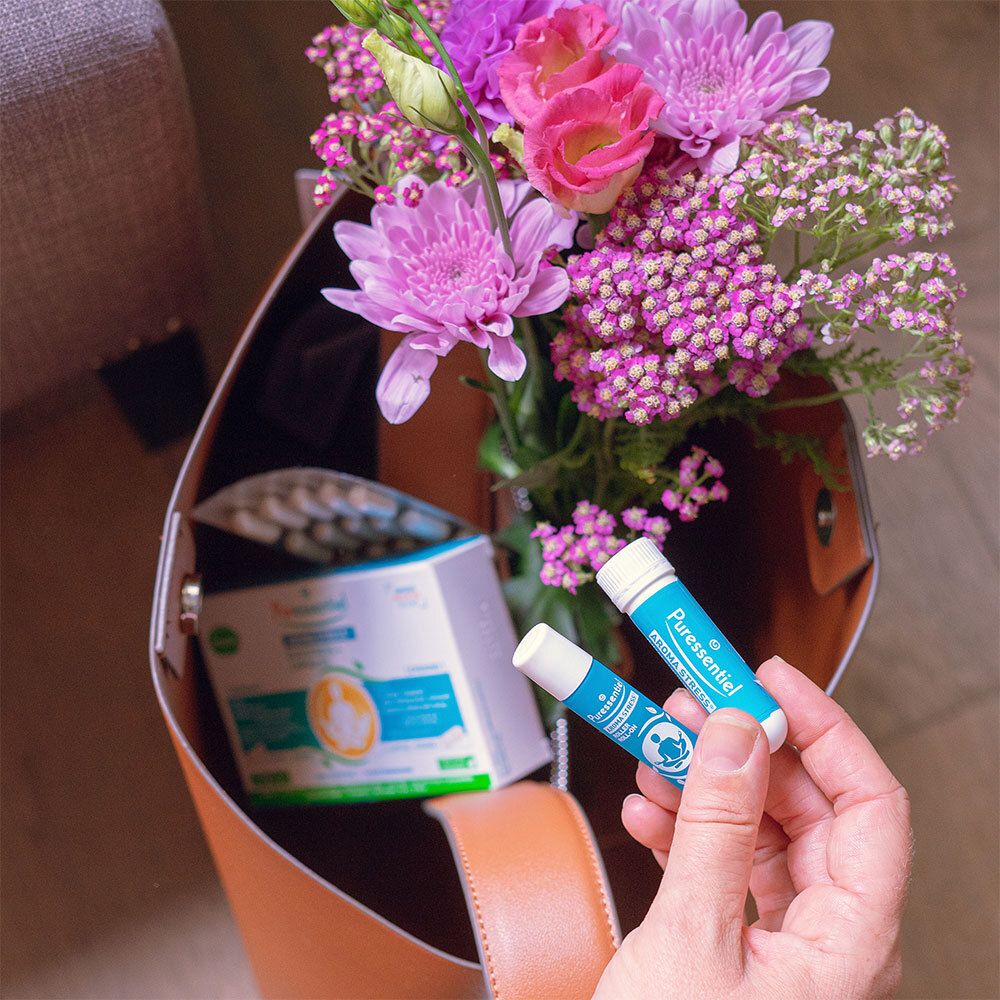 Zwei Puressentiel AROMA STRESS® Inhalatoren in einer Handtasche. Aufschrift: AROMA STRESS® Inhaler/Inhalator.