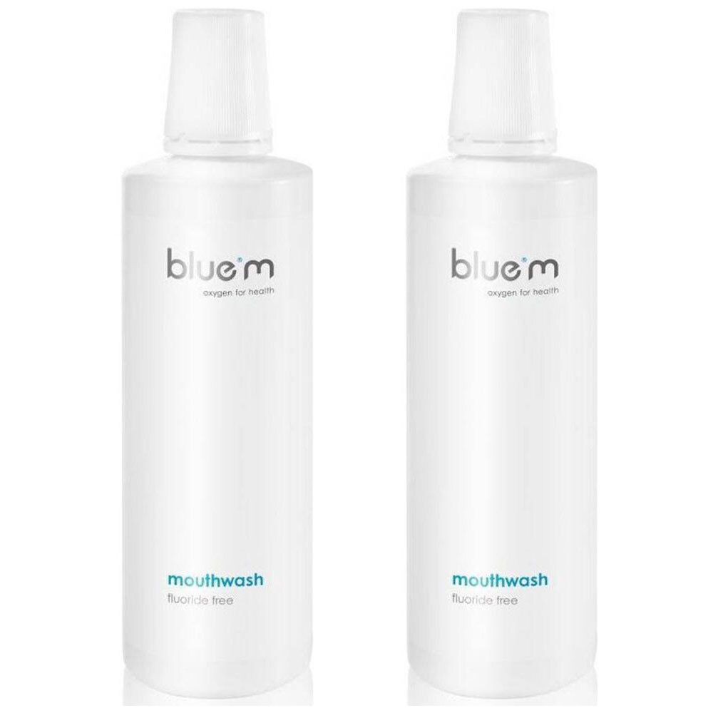 Zwei weiße Flaschen mit blauem Aufdruck. Aufschrift: blue®m, mouthwash, fluoride free.