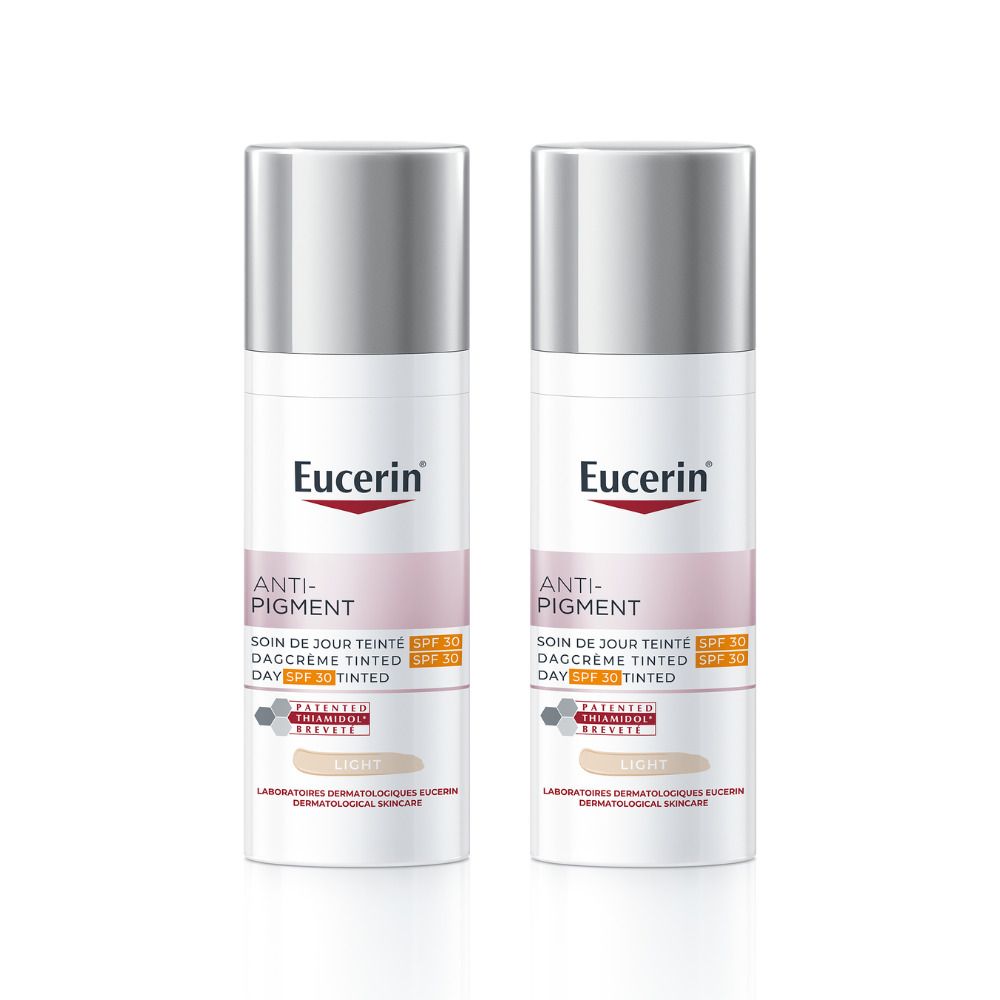 Deux flacons de Eucerin Anti-Pigment Soin de Jour Teinté Light SPF 30. Flacons blancs, bouchon argenté, logo rouge.