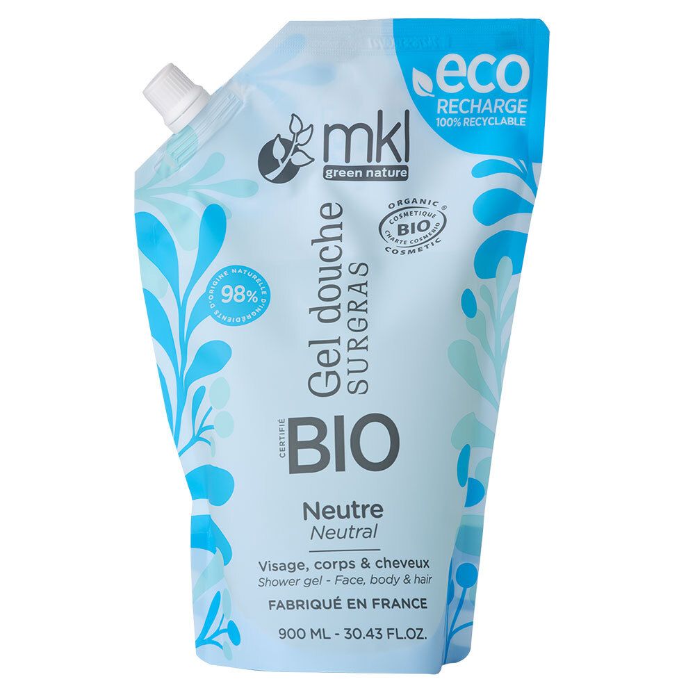 Recharge de gel douche. Sachet bleu clair avec bec verseur blanc. Logo mkl green nature. Texte: Gel douche surgras bio, Neutre, 900 ml.
