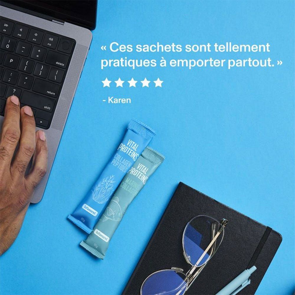 Zwei Sachets auf Tisch neben Laptop, Brille und Notizbuch. Text: "Ces sachets sont tellement pratiques à emporter partout."