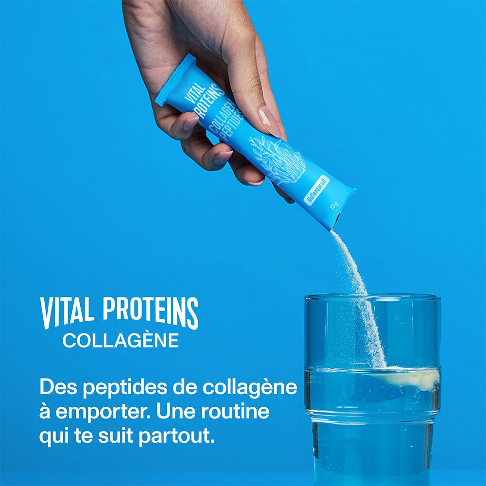 Hand gießt Pulver aus Sachet in Glas Wasser. Text: "VITAL PROTEINS COLLAGÈNE". Text: "Des peptides de collagène à emporter. Une routine qui te suit partout."