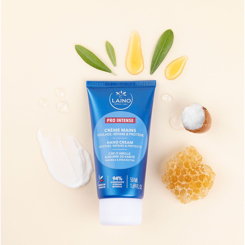 Tube bleu de crème pour les mains "LAINO Pro Intense", entouré d'ingrédients: feuilles, miel, beurre de karité, eau. Fond clair.
