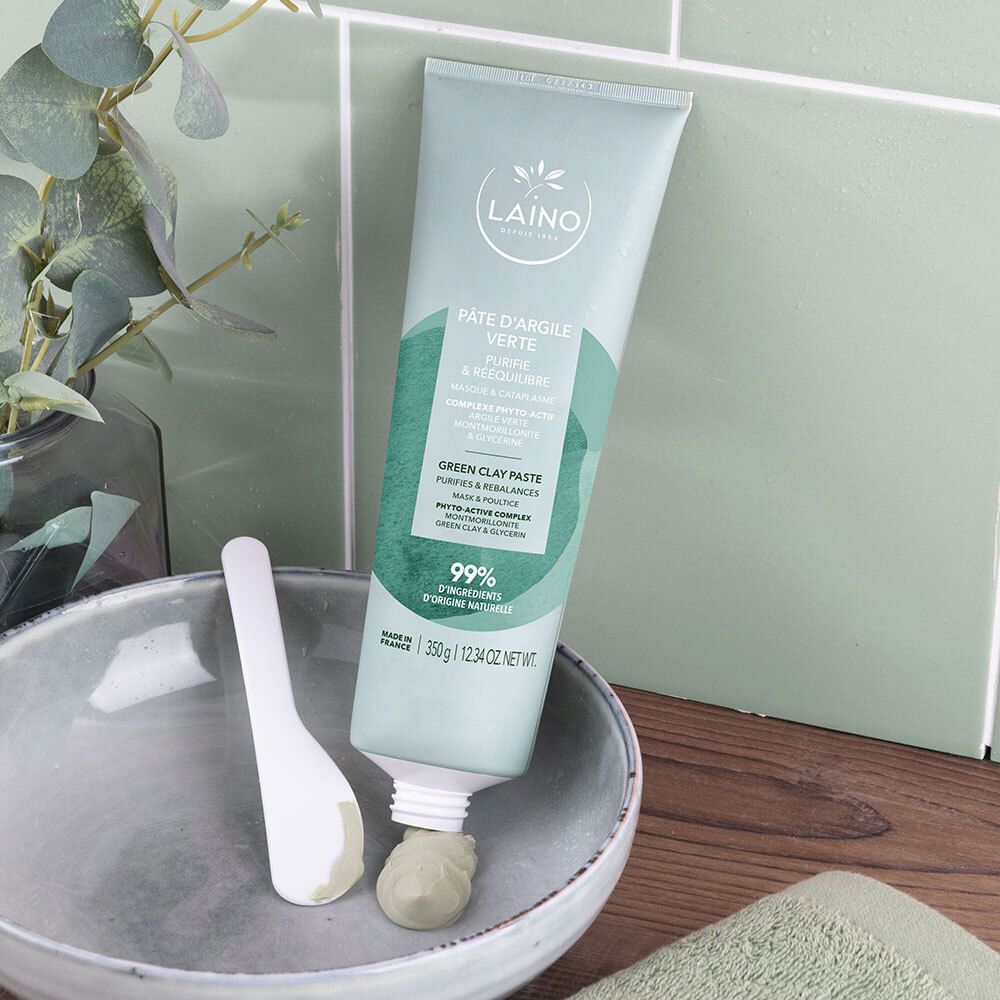 Tube grüne Tonerde-Paste mit Spatel und Schale. Produkt wird aus der Tube gedrückt. Aufschrift: LAINO, PÂTE D'ARGILE VERTE.