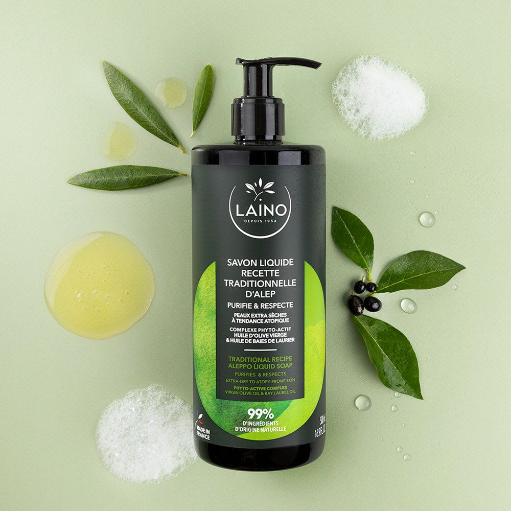 Produit avec feuilles et bulles de savon. Flacon noir avec pompe. Inscription: LAINO, Savon liquide, Recette traditionnelle d'Alep.