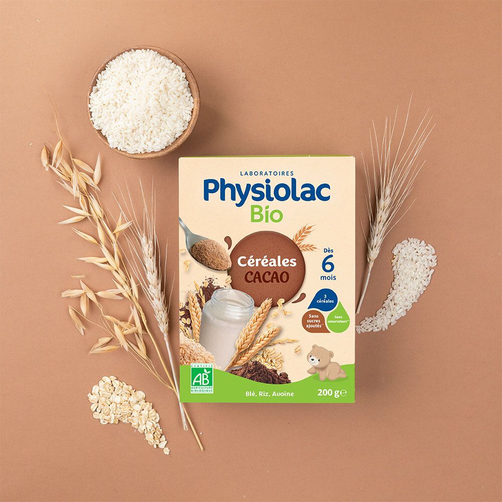 Produktverpackung von Physiolac Bio Céréales Cacao, umgeben von Zutaten. Mit AB-Bio-Siegel. 200g. Ab 6 Monaten.