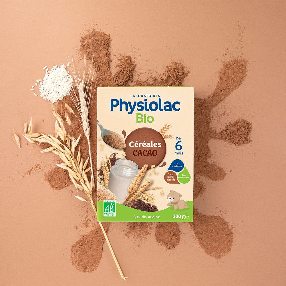 Produktverpackung von Physiolac Bio Céréales Cacao, umgeben von Zutaten. Mit AB-Bio-Siegel. 200g. Ab 6 Monaten.