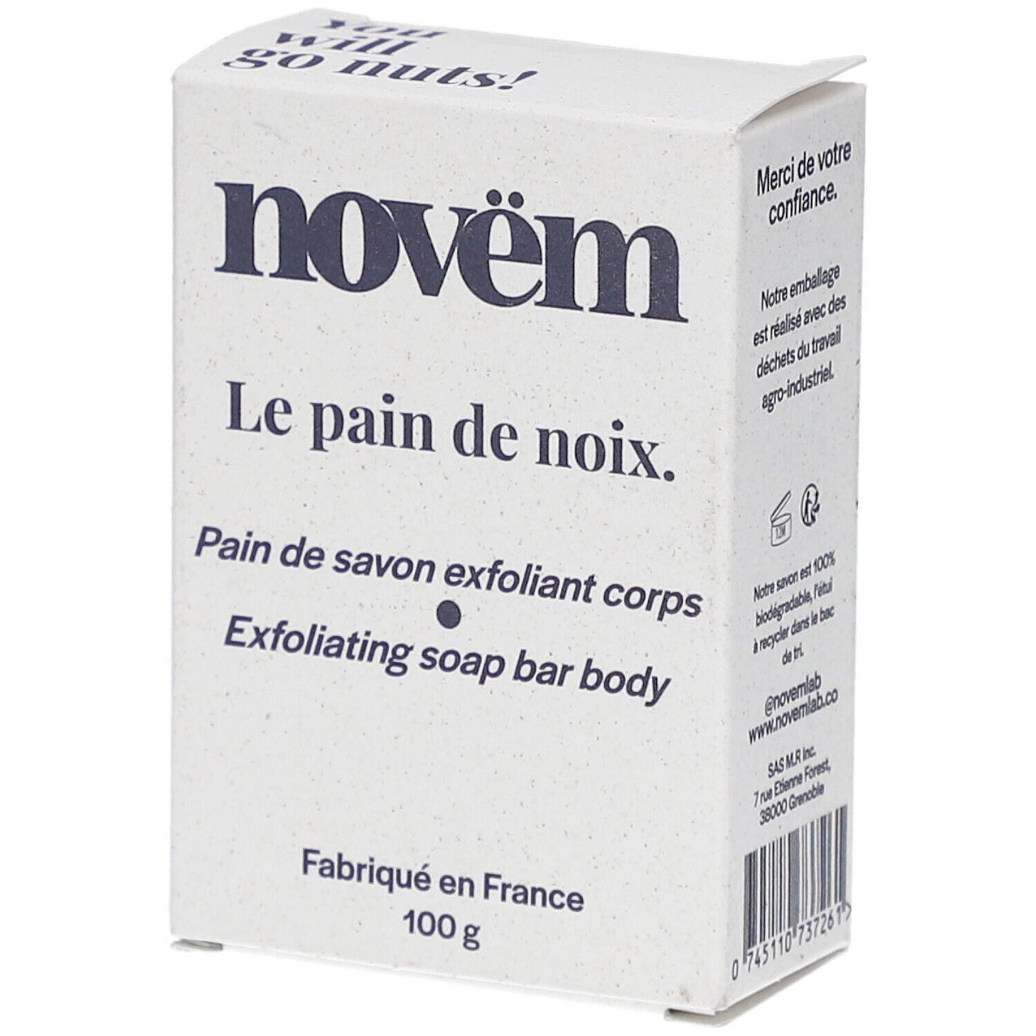 Weiße Kartonverpackung. Aufschrift: novëm, Le pain de noix, Pain de savon exfoliant corps, Exfoliating soap bar body. Hergestellt in Frankreich.