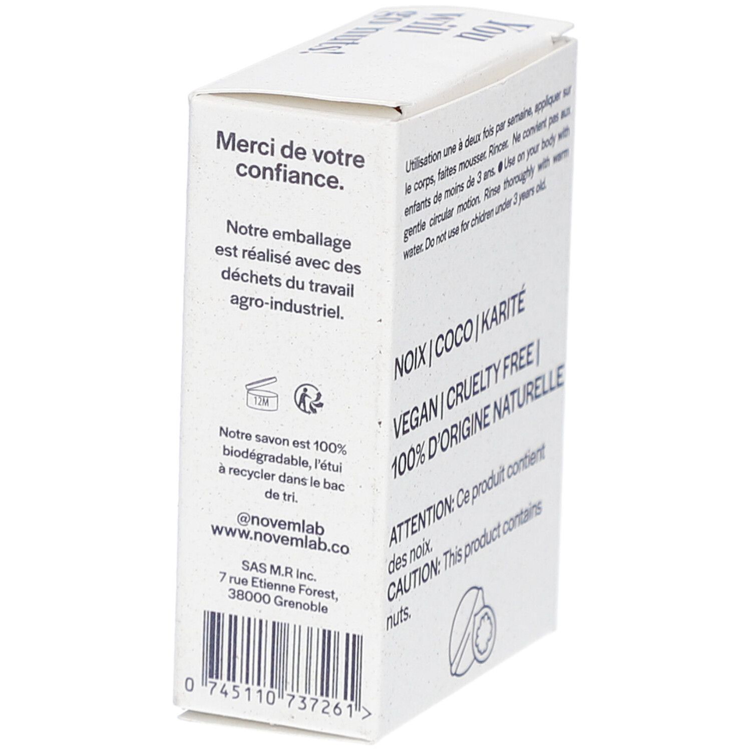 Weiße Kartonverpackung. Aufschrift: novëm, www.novem.lab, 100% biologisch abbaubar. Barcode. Text: Merci de votre confiance.