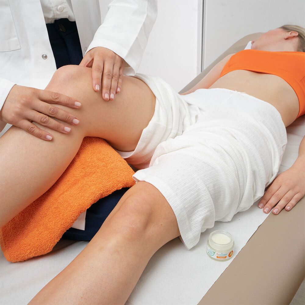Personnes traitant un genou. Inscription : Puressentiel, Articulations & Muscles, Baume calmant. 14 huiles essentielles.