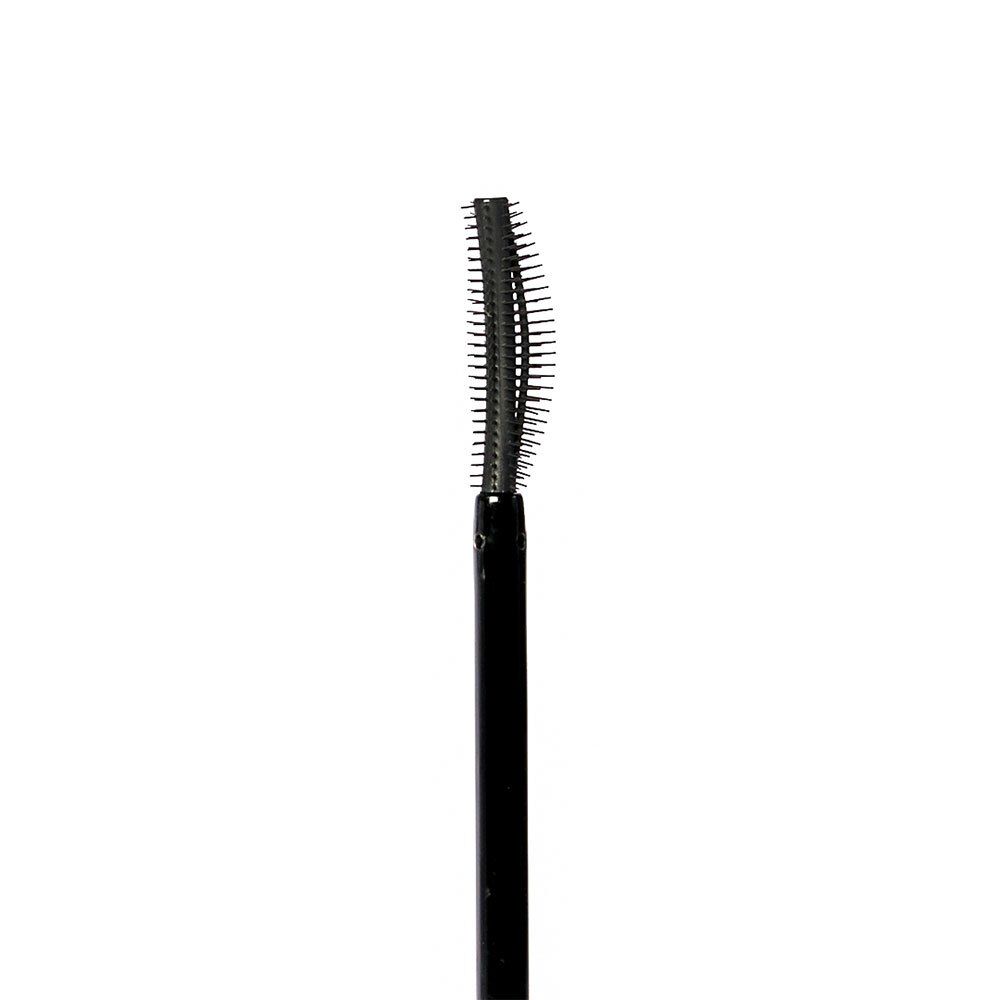 Gros plan de la brosse de mascara. Soies noires.