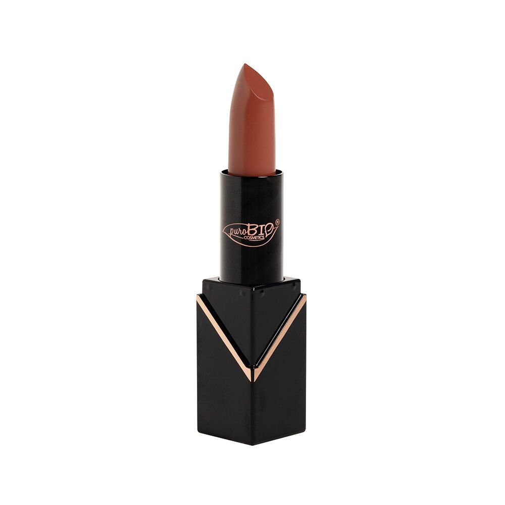 Lippenstift, Farbe Pêche Nude, in schwarzem, eckigem Behälter. Marke PUROBIO sichtbar. Lippenstiftstift herausgedreht.