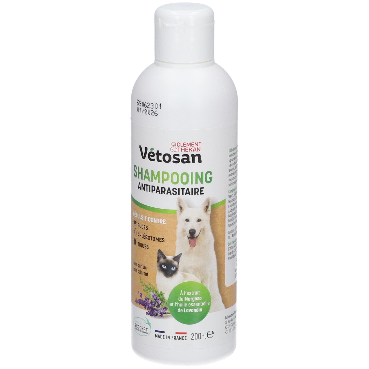 Flacon blanc avec étiquette verte. Texte: Vétosan Shampooing Antiparasitaire. Illustration chien et chat.