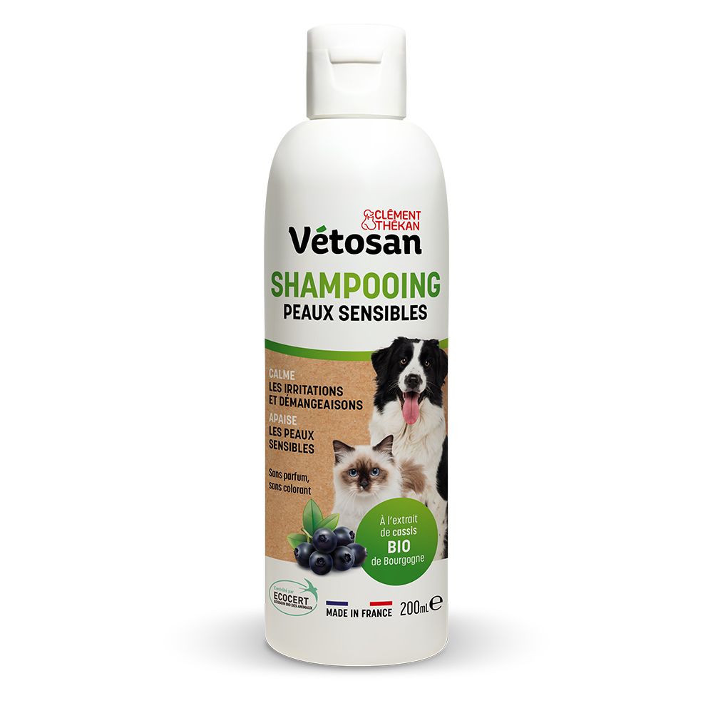 Weiße Flasche mit Shampoo-Etikett. Text: Vétosan Shampooing Peaux Sensibles. Abbildung von Hund und Katze.