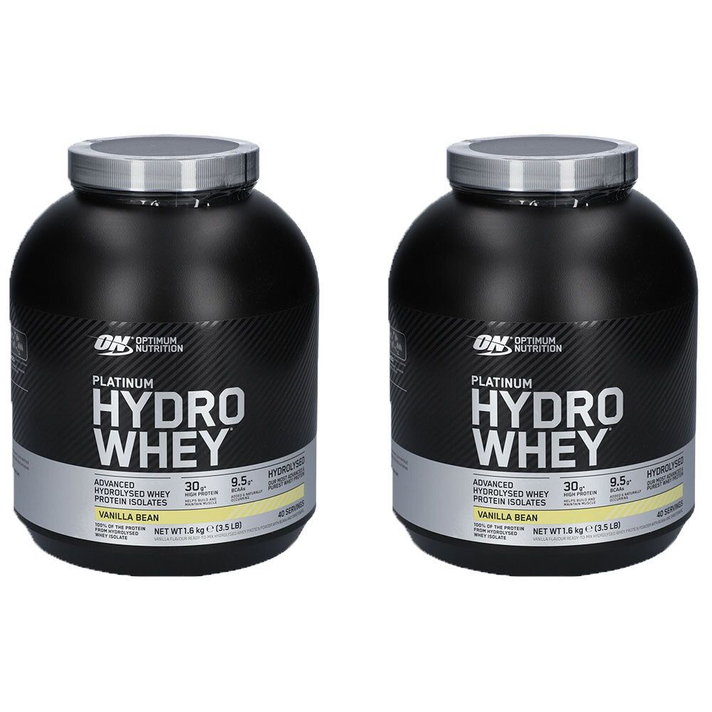 Zwei schwarze Behälter mit silbernen Deckeln. Aufschrift: Optimum Nutrition, Platinum Hydro Whey, Vanille. Enthält Proteinisolate.