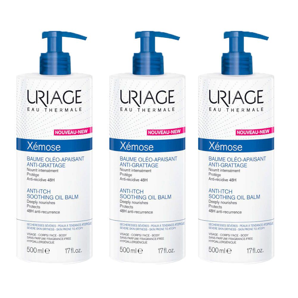 Drei Flaschen Uriage Xémose Balsam mit blauen Pumpdeckeln. Aufschrift: Baume Oléo-Apaisant Anti-Grattage.