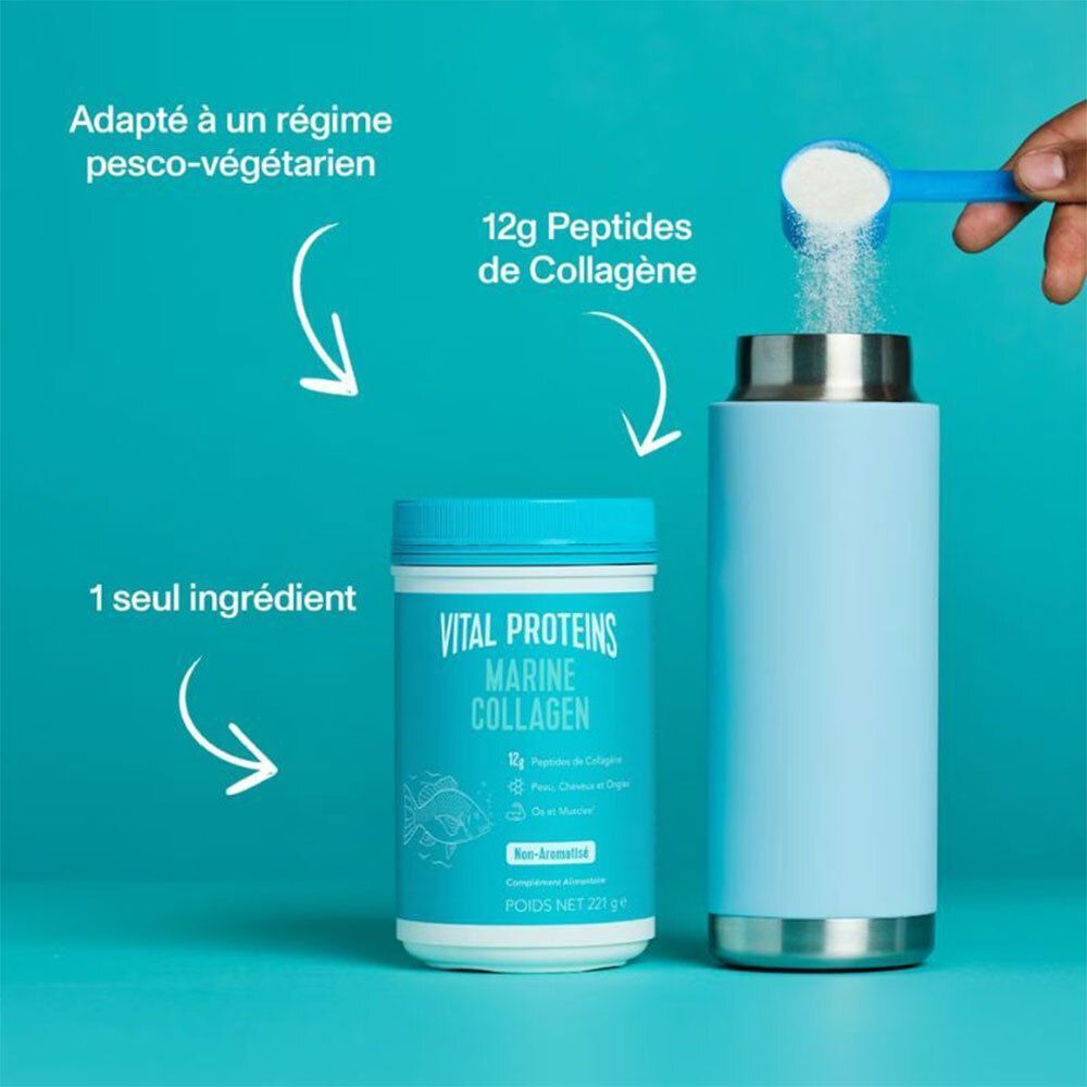 Un pot de VITAL PROTEINS Marine Collagen à côté d'un gobelet bleu. Poudre ajoutée avec une cuillère.
