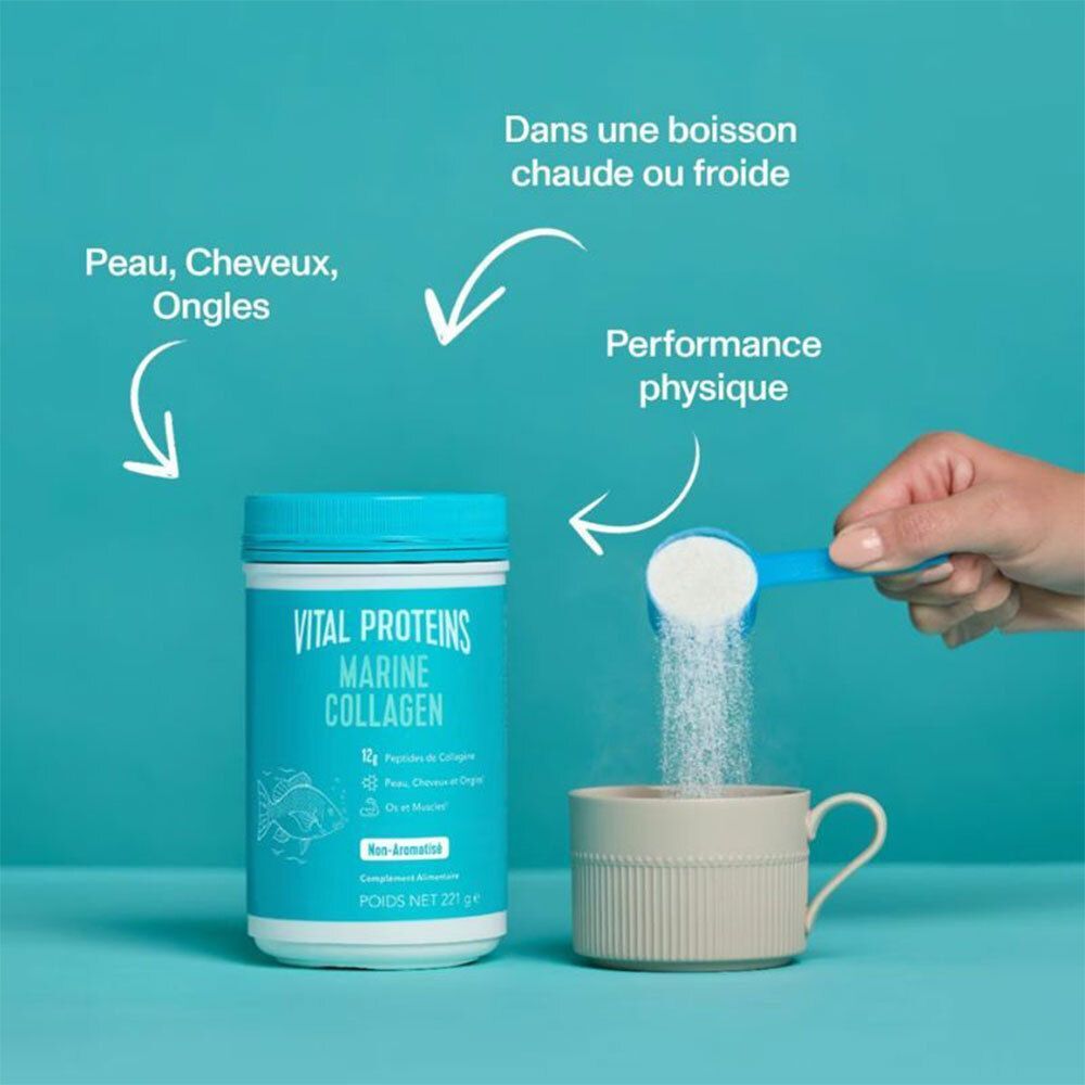 Un pot de VITAL PROTEINS Marine Collagen à côté d'une tasse. Poudre ajoutée avec une cuillère.