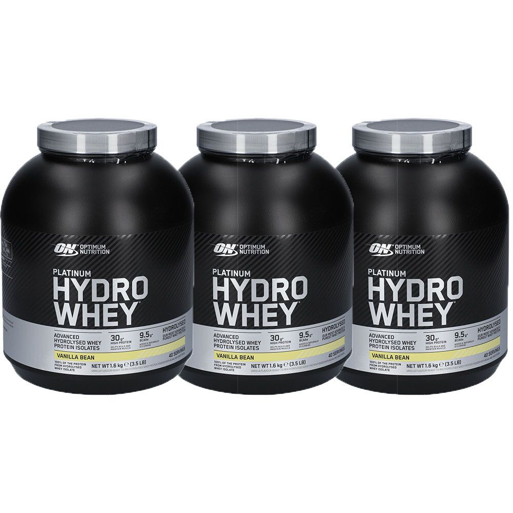 Drei schwarze Behälter mit silbernen Deckeln. Aufschrift: Platinum Hydro Whey, Vanille. Marke: ON. Nettogewicht: 1,6 kg / 3,5 lbs.