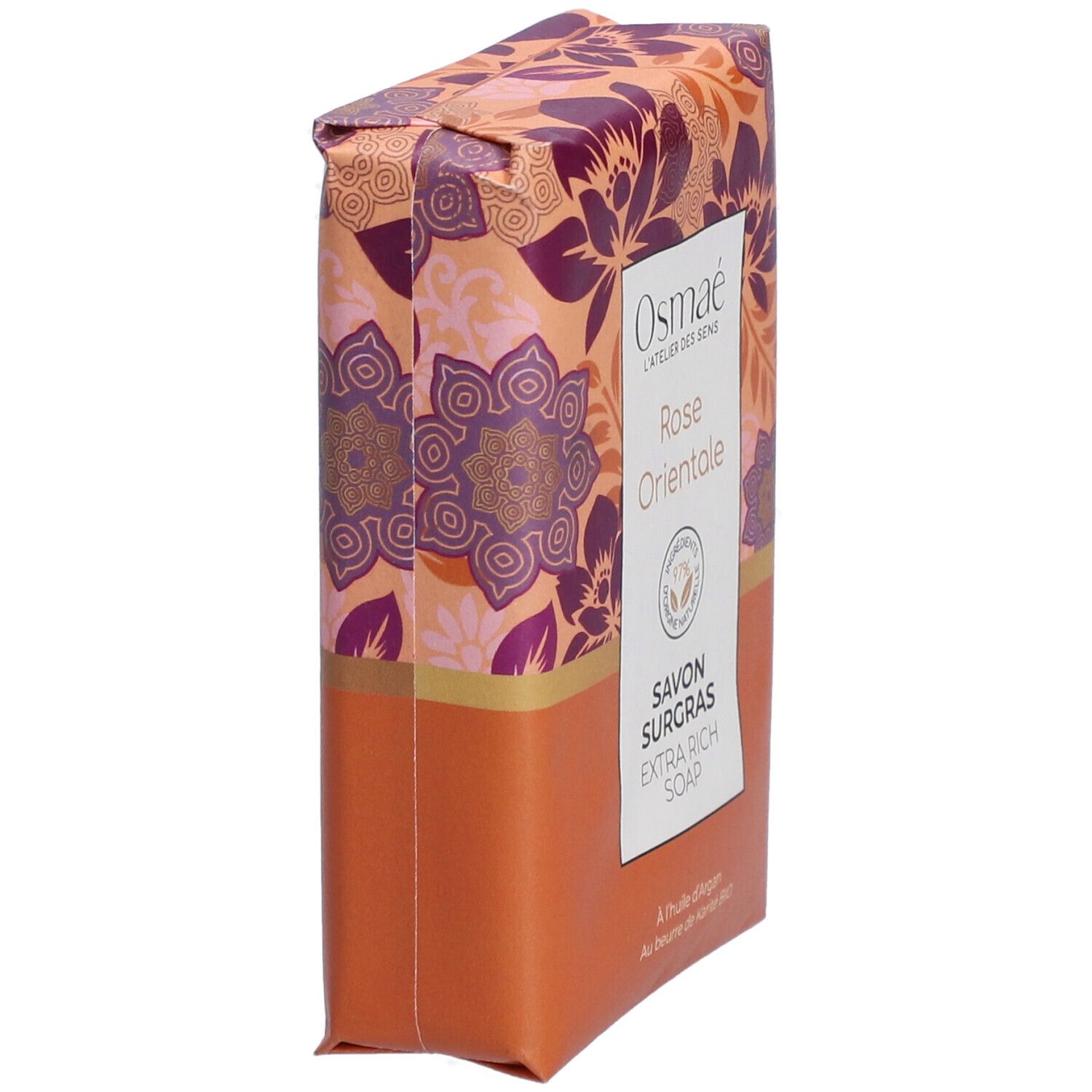 Savon emballé en biais. Inscriptions: Osmaé, Rose Orientale, Savon Surgras, Extra Rich Soap. Motifs floraux. Label Vegan.