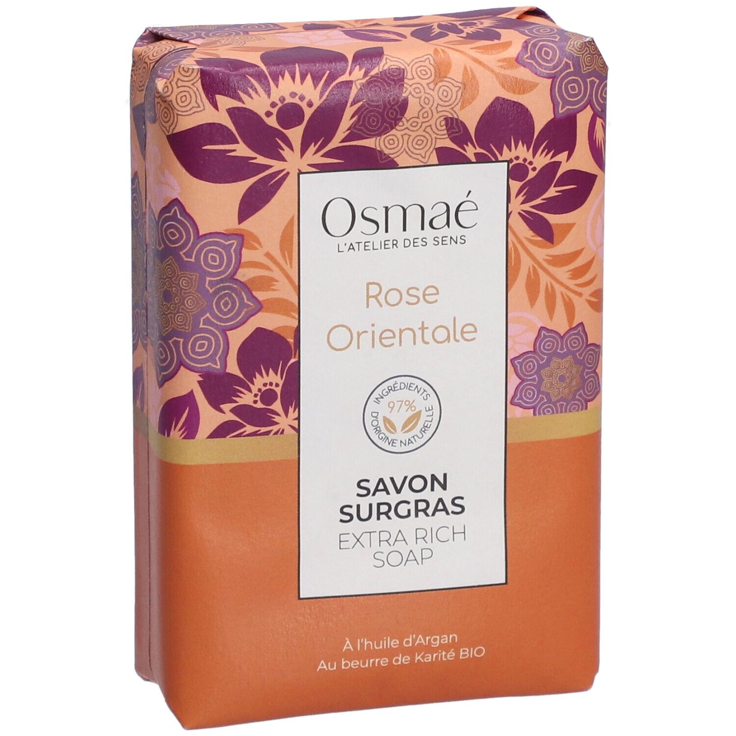 Savon emballé, légèrement en biais. Inscriptions: Osmaé, Rose Orientale, Savon Surgras, Extra Rich Soap. Motifs floraux.