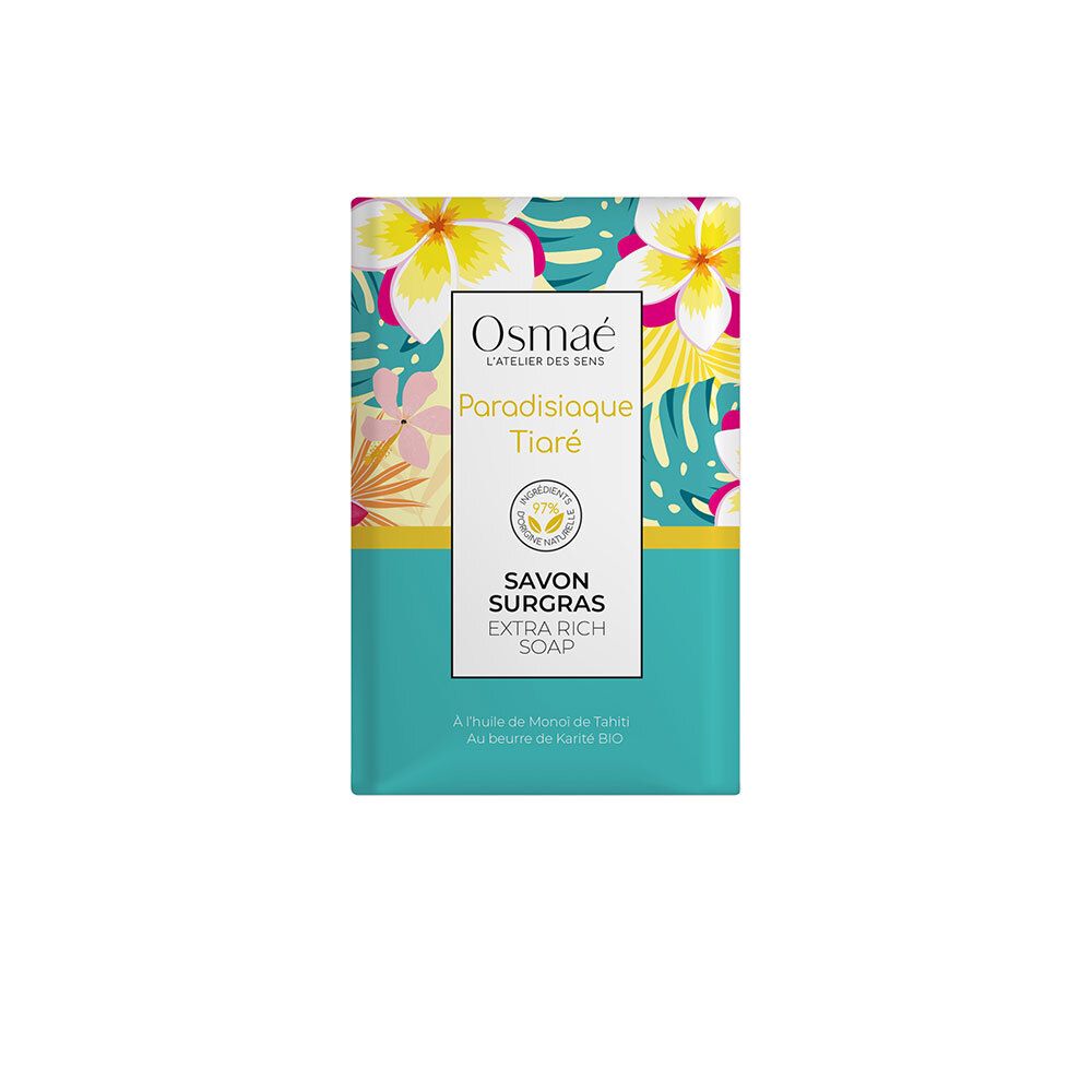 Seife in Verpackung. Türkis-farbener Hintergrund mit floralem Muster. Text: OSMAE, Paradisiaque Tiaré, Savon Surgras Extra Rich Soap.