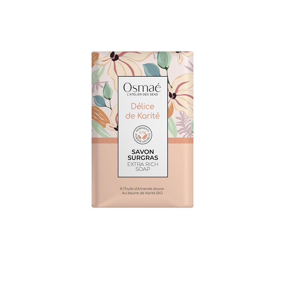 Seife in rechteckiger Verpackung. Marke Osmaé, Aufschrift 'Délice de Karité'. Rosa-weißes Design mit Blumenmuster. 'Savon Surgras'.