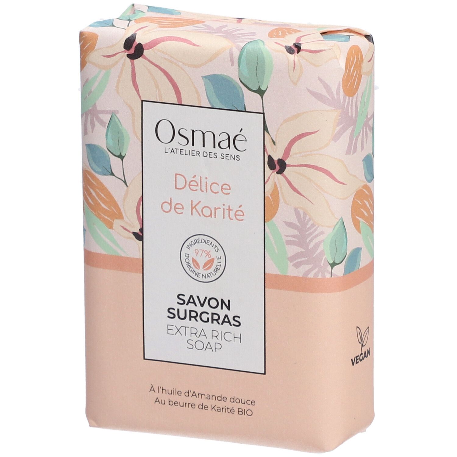 Savon emballé floralement. Inscriptions: Osmaé, Délice de Karité, Savon Surgras, Extra Rich Soap. Label végan.