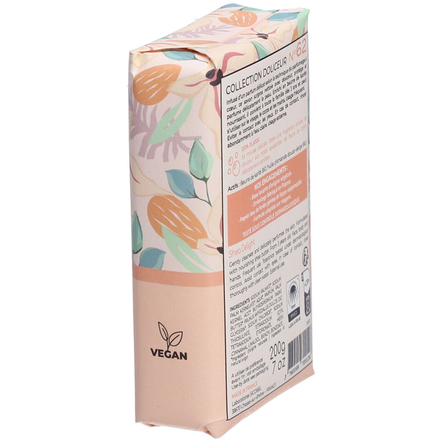Savon en biais, vu de derrière. Texte: Collection Douceur, ingrédients, 200g, 7 oz. Logos: Mixed, Vegan.