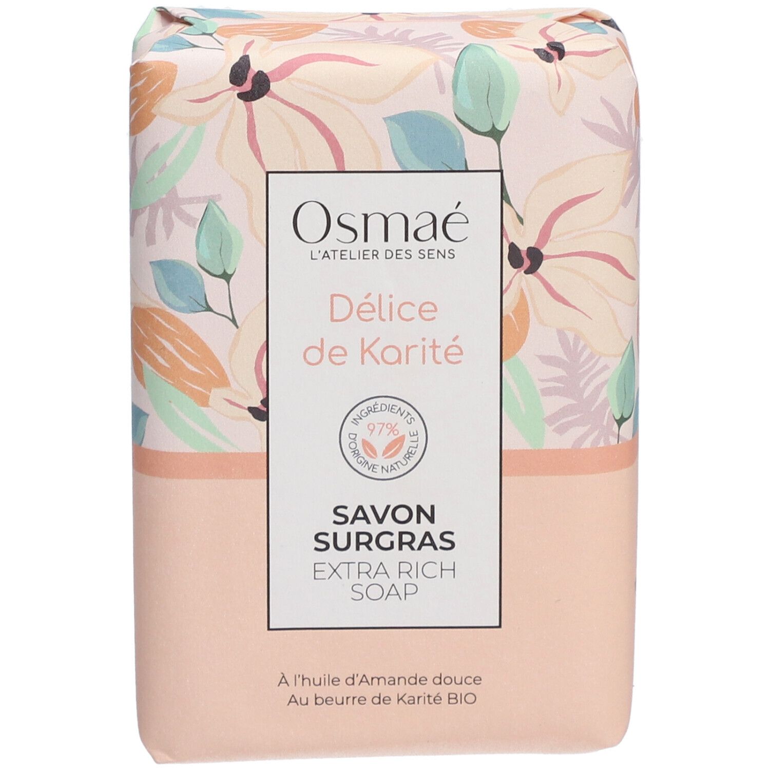Savon emballé floralement. Inscriptions: Osmaé, Délice de Karité, Savon Surgras, Extra Rich Soap. Label végan.