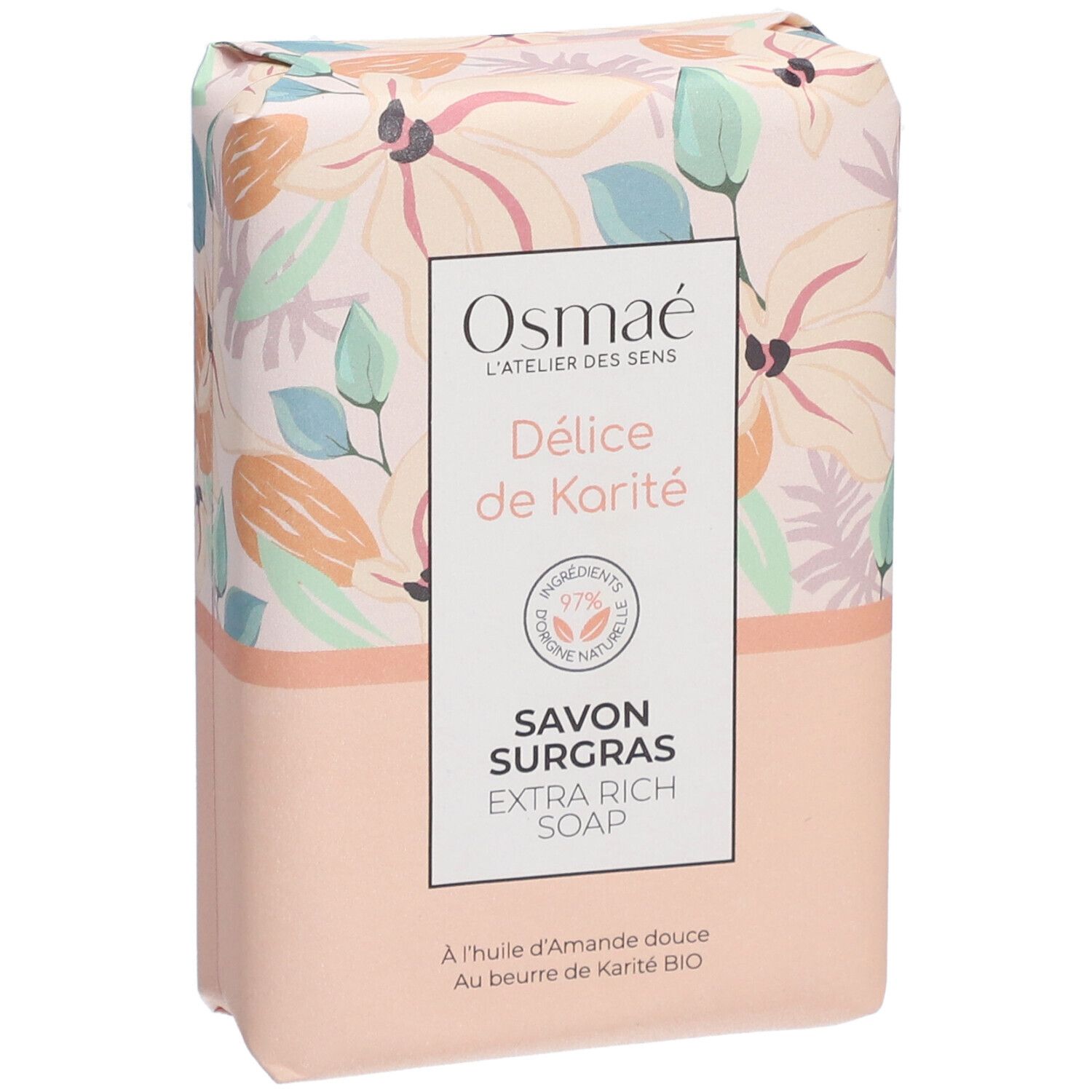 Savon emballé floralement. Inscriptions: Osmaé, Délice de Karité, Savon Surgras, Extra Rich Soap. Label végan.