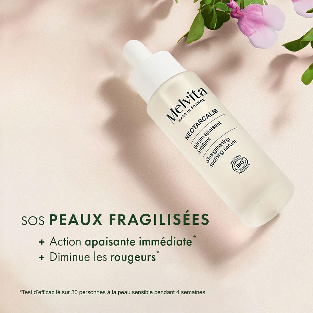 Flacon de sérum avec pipette. Melvita NectarCalm. Certification Bio. Texte: SOS PEAUX FRAGILISÉES. Action apaisante immédiate, réduit les rougeurs.