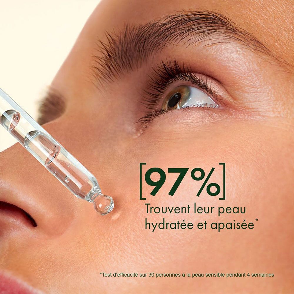 Gros plan sur un visage. Pipette avec sérum. Texte: [97%] Trouvent leur peau hydratée et apaisée. Testé sur peau sensible.
