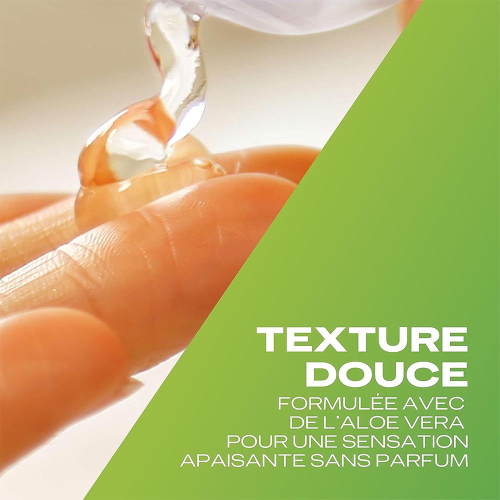 Du gel est versé sur une main. Texte: Texture douce, formulée avec de l'aloe vera, pour une sensation apaisante sans parfum.