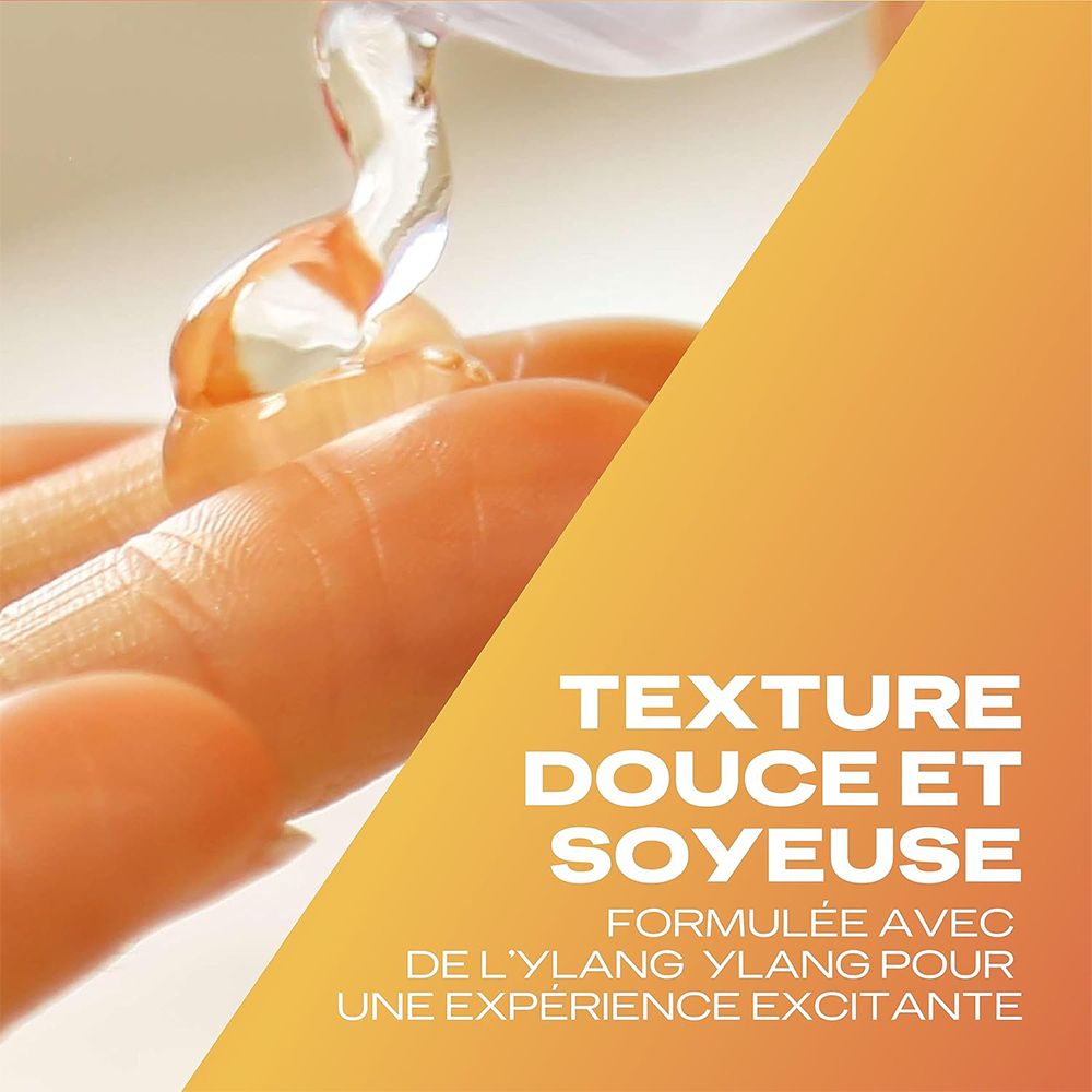 Du gel est versé sur une main. Texte: Texture douce et soyeuse, formulée avec de l'ylang ylang pour une expérience excitante.