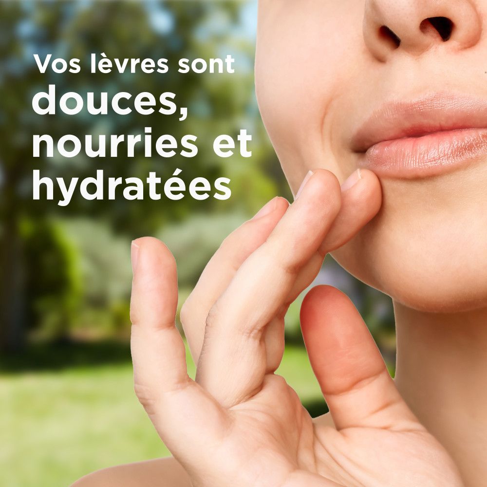 Gros plan d'une personne appliquant du soin sur ses lèvres. Texte: Vos lèvres sont douces, nourries et hydratées.