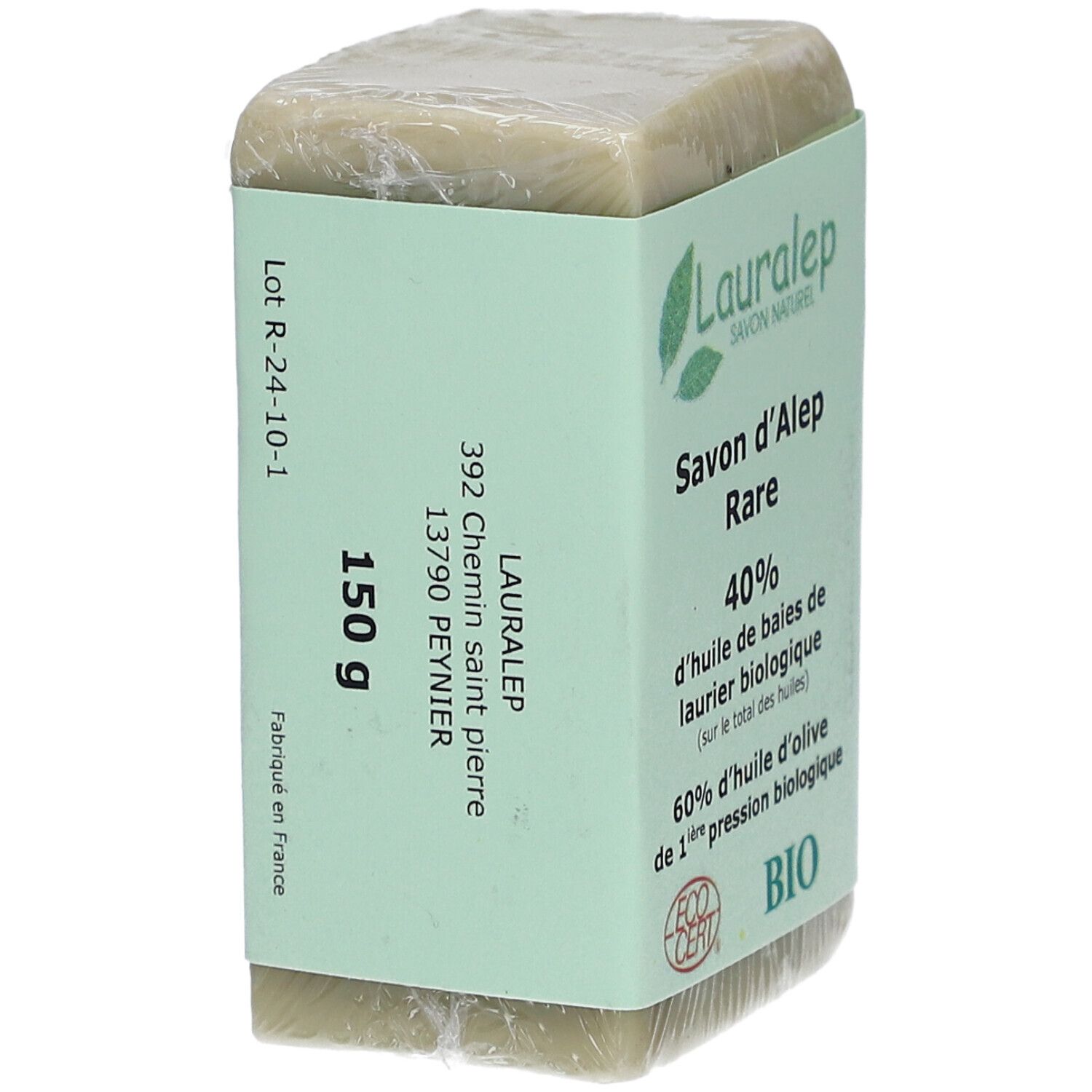 Savon emballé avec étiquette. Nom, poids 150g, adresse et certification bio. Couleur verdâtre.