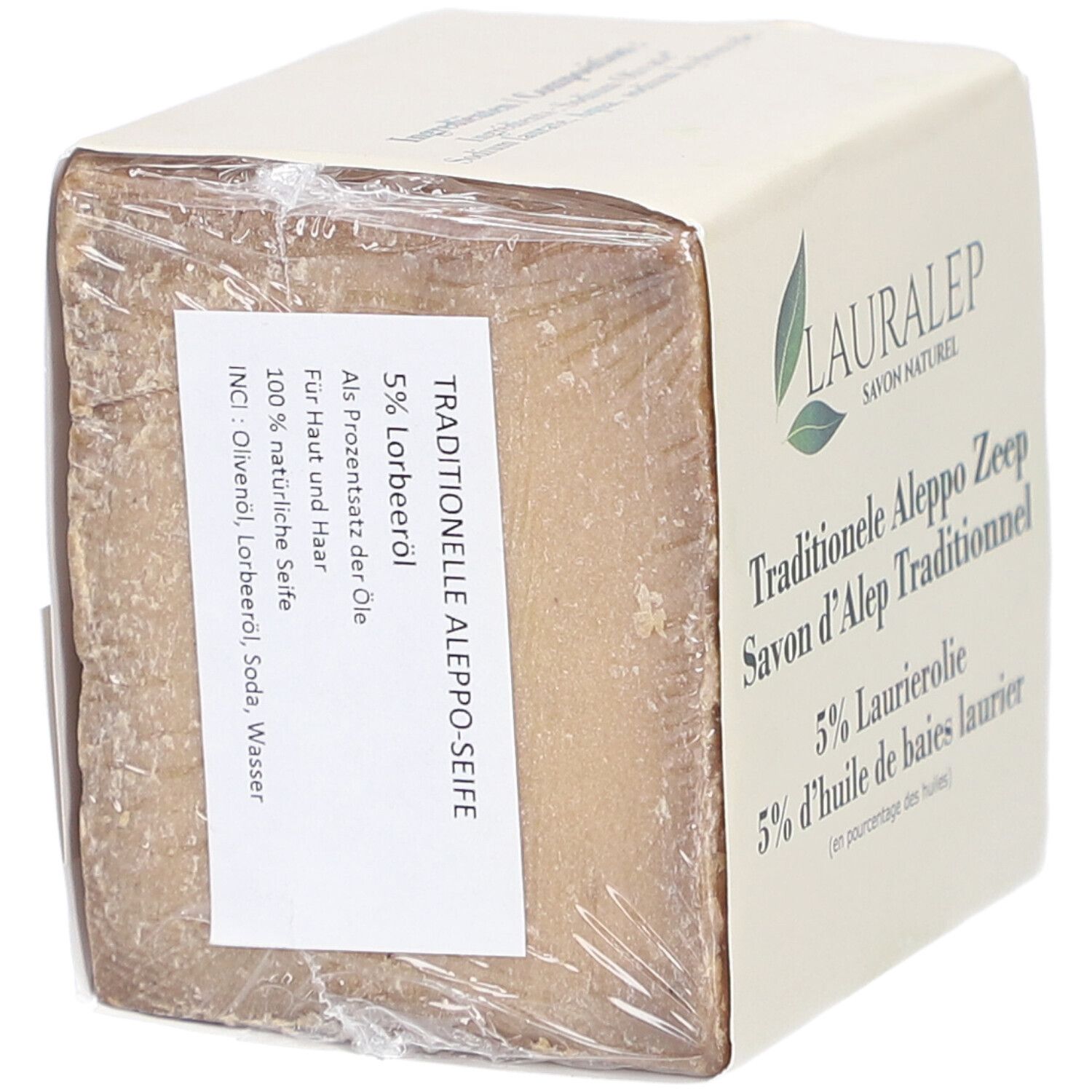 Verpackte Seife. Auf der Verpackung steht Traditionelle Aleppo-Seife, 5% Lorbeeröl. Aufkleber mit Inhaltsstoffen.