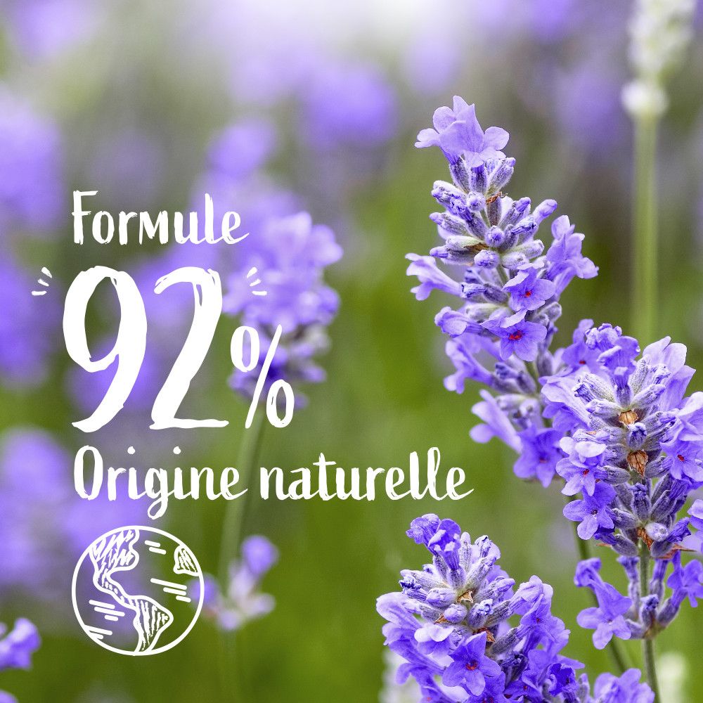Gros plan sur des fleurs de lavande. Texte: Formule 92% Origine naturelle. Symbole du globe terrestre.