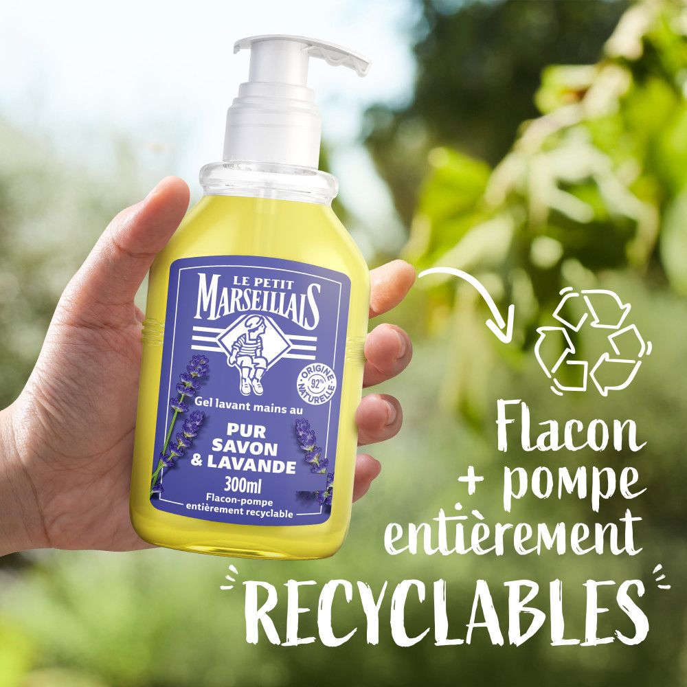 Main tenant un flacon de gel lavant. Flacon avec pompe. Texte: Flacon + pompe entièrement recyclables.