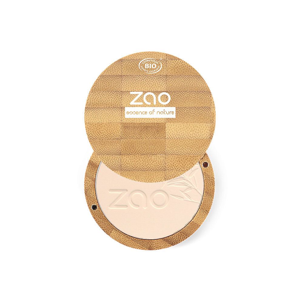 Boîtier rond de poudre compacte en bois, couvercle ouvert. Marque ZAO, certification BIO. Poudre beige clair.