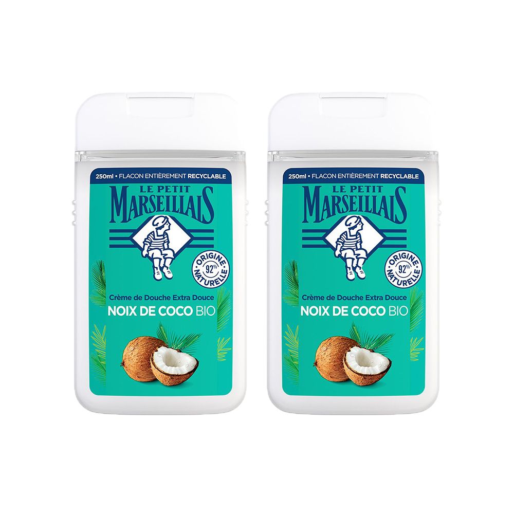 Zwei Flaschen Duschgel. Aufschrift: Le Petit Marseillais, Kokosnuss. Abbildung: Kokosnuss. Flaschen sind weiß mit grünen Akzenten.