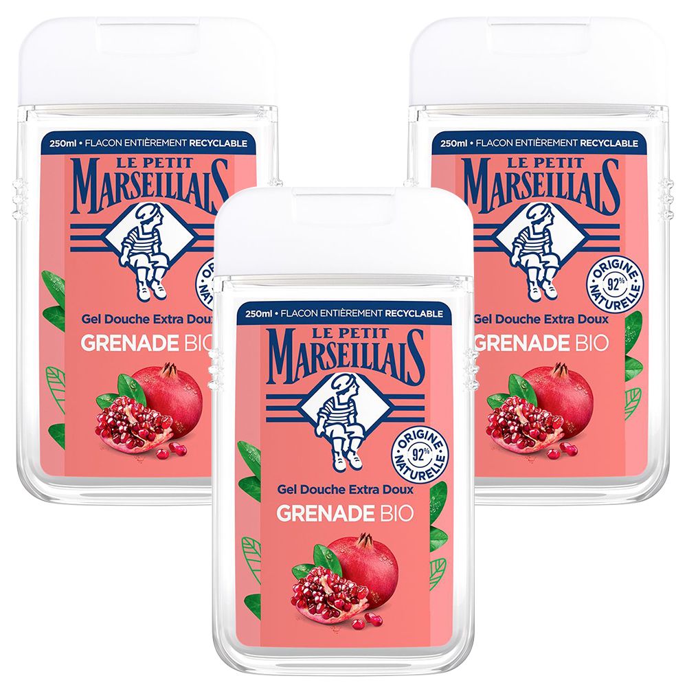 Trois flacons transparents avec étiquettes roses. Inscription : Le Petit Marseillais, Gel Douche Extra Doux Grenade Bio.