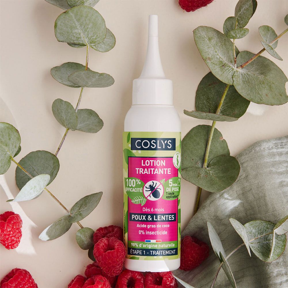 Weiße Flasche mit grünen und pinken Etiketten. Text: Coslys Lotion Traitante Poux & Lentes. Mit Himbeeren und Blättern.