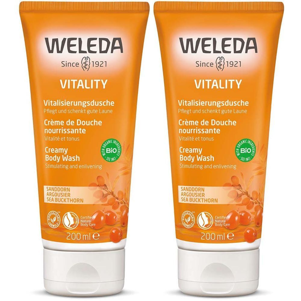 Zwei Tuben WELEDA Vitalisierungsdusche. Orangefarbene Verpackung mit weißem Deckel. Text: Vitality, Creamy Body Wash, Sanddorn.