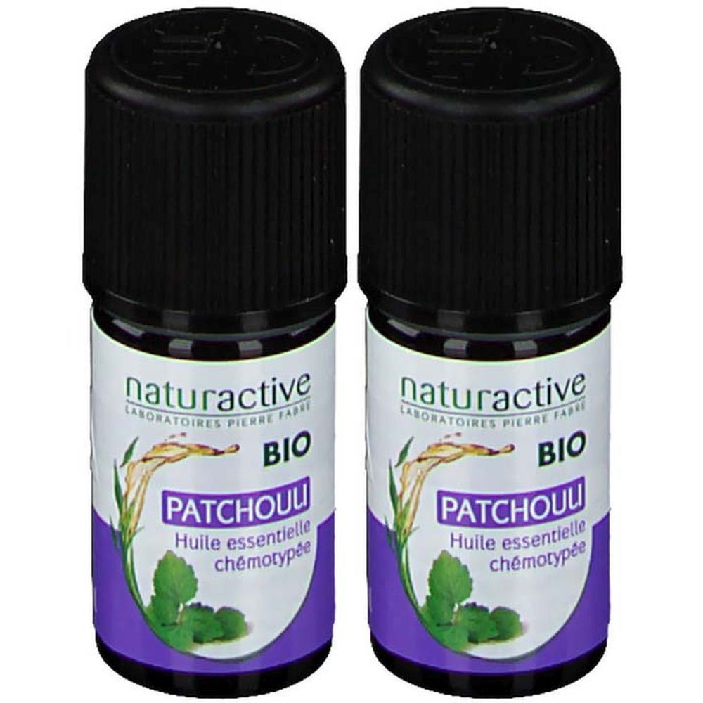 Deux flacons d'huile essentielle bio Naturactive Patchouli. Bouchons noirs, étiquettes blanches et violettes. Texte: Patchouli, Huile essentielle.