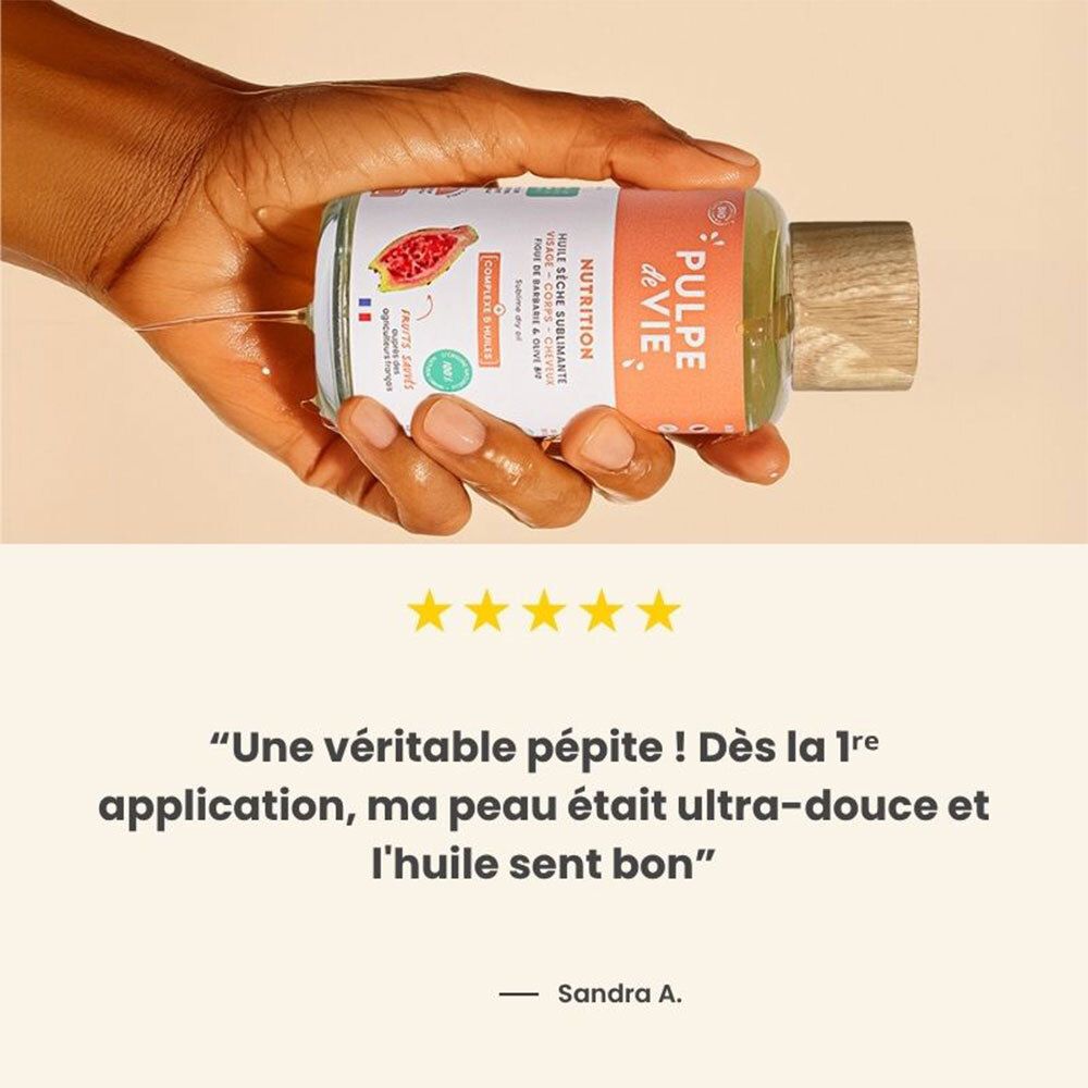 Flacon de produit avec bouchon en bois. Inscription: PULPE de VIE. Produit versé de la main. Étoiles et citation.