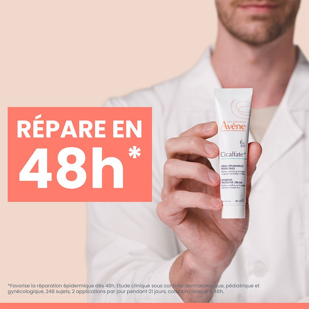 Eine Person hält eine Tube Creme. Aufschrift: Eau Thermale Avène, Cicalfate+, Crème réparatrice protectrice, Repairing Protective Cream, 40 ml. Text: Répare en 48h.
