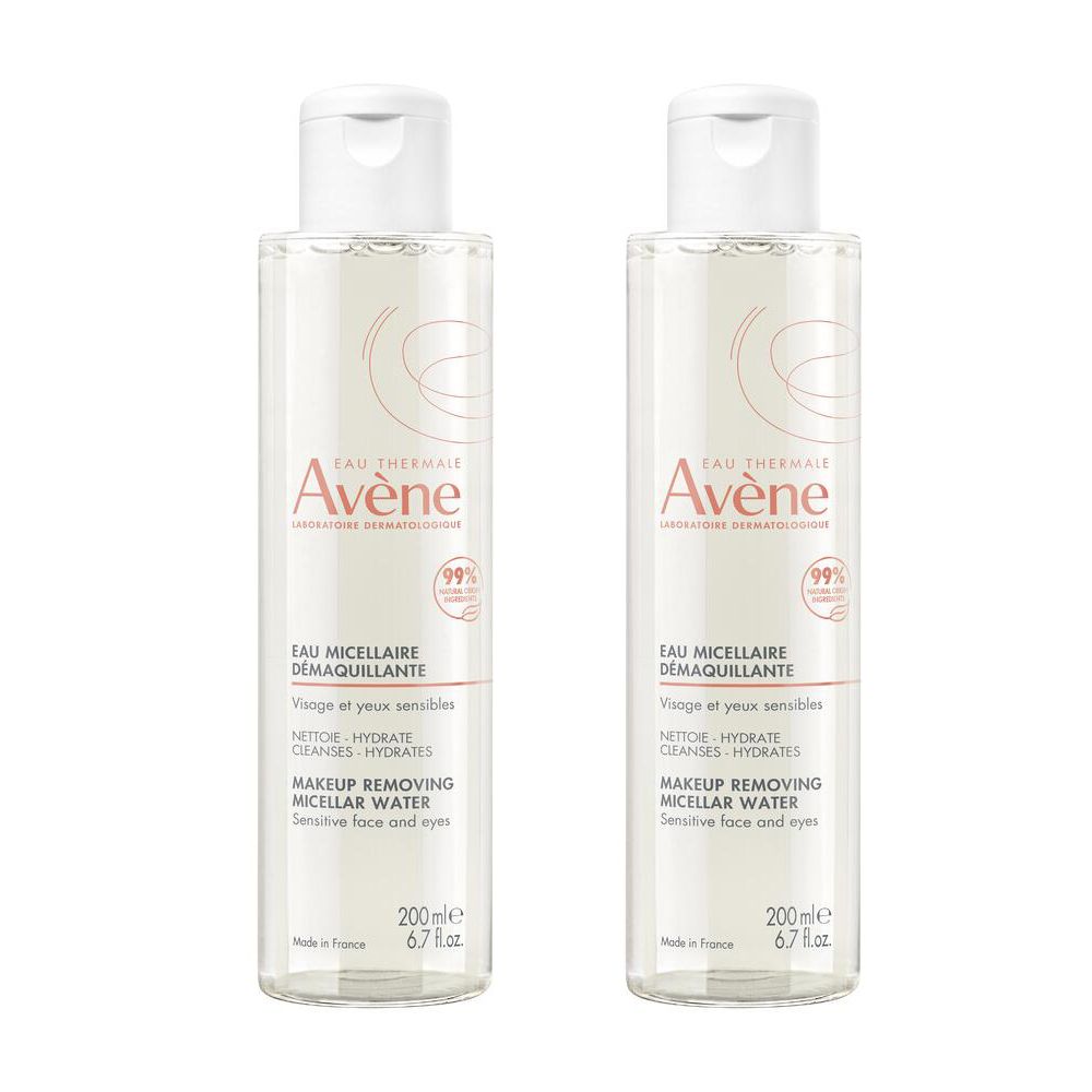 Deux flacons d'Avène Eau micellaire démaquillante. Flacons blancs avec bouchons blancs. Inscription: Eau Thermale Avène, Eau micellaire démaquillante.