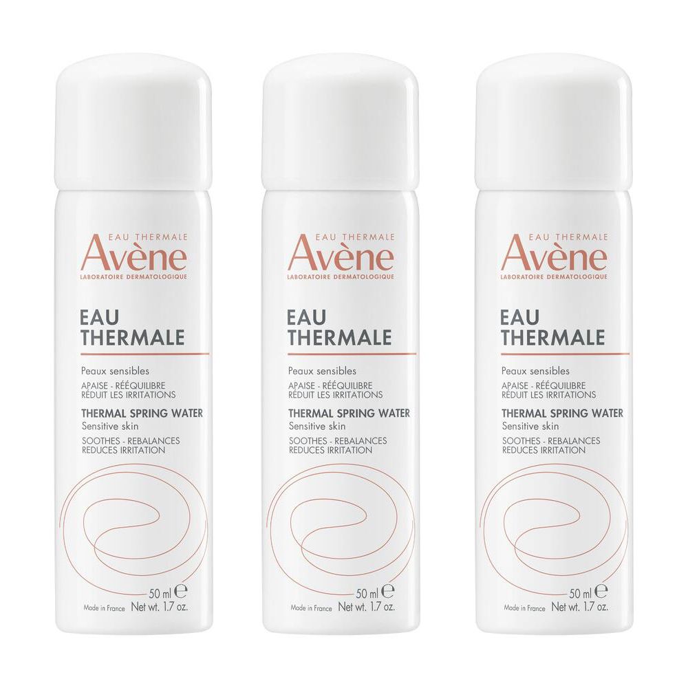 Trois flacons spray blancs avec le nom de marque Avène et l'inscription Eau Thermale. Pour peaux sensibles.